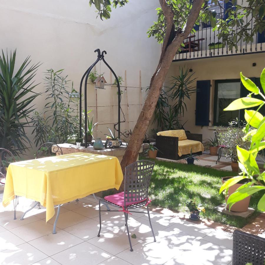 Bed and Breakfast Sous Le Neflier Nîmes Exteriér fotografie
