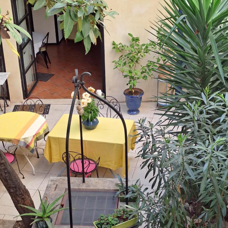 Bed and Breakfast Sous Le Neflier Nîmes Exteriér fotografie